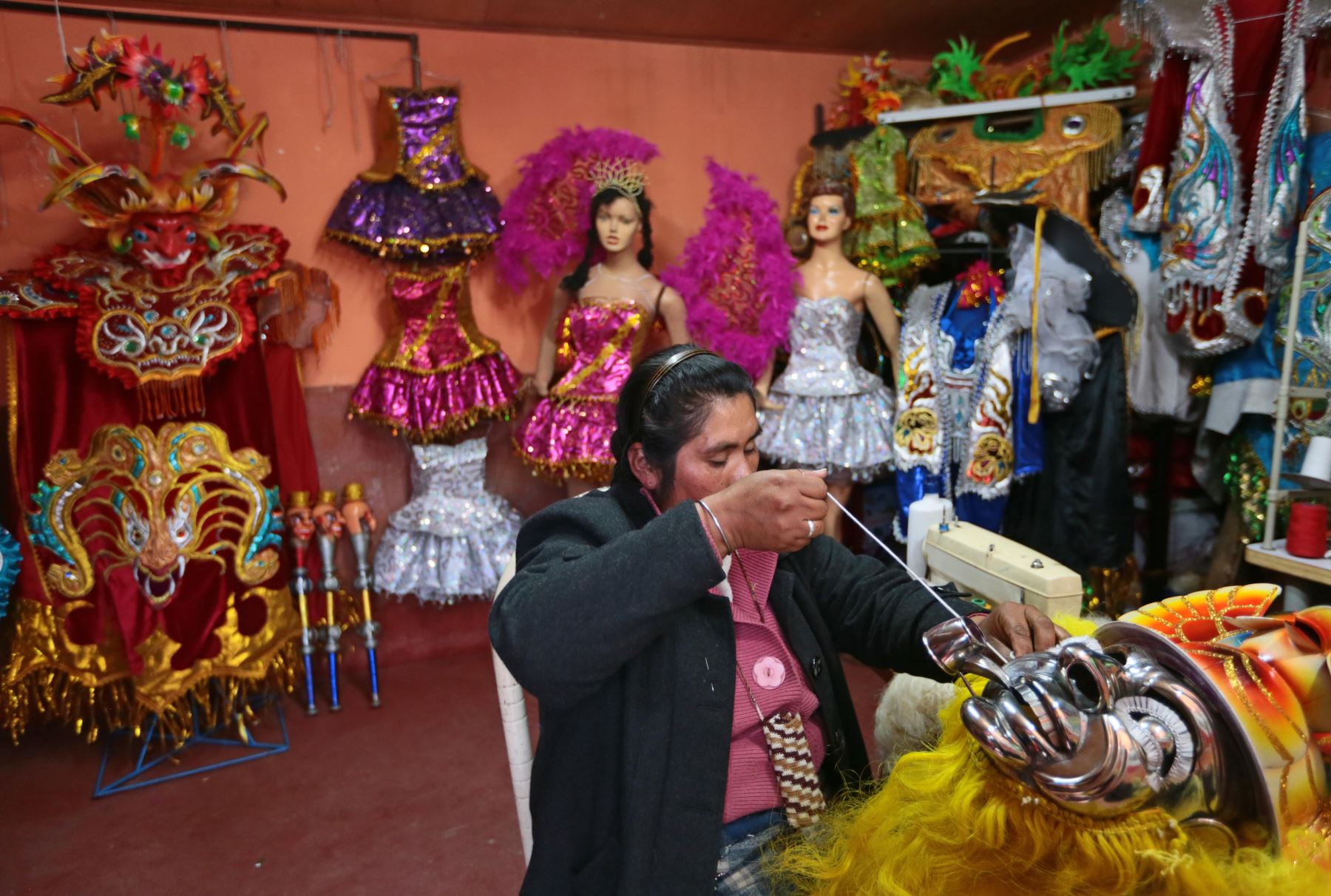 PUNO,PERÚ.FEBRERO 07.Artesanos puneños crean los trajes y mascaras para los día de celebración de la Virgen de la Candelaria.Foto:ANDINA/Carlos Lezama
