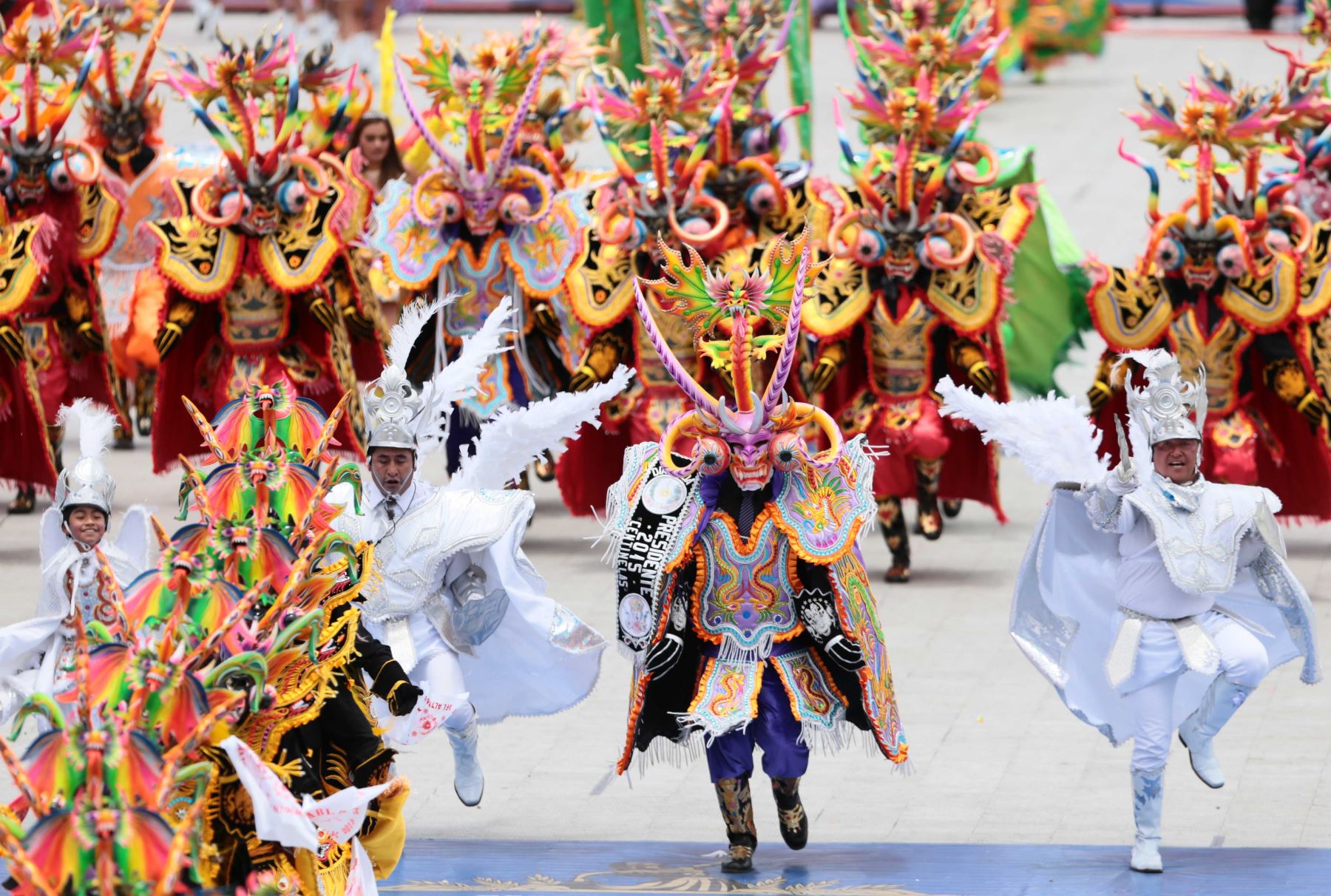 Uno de los hitos más relevantes de la festividad en honor de la Virgen de la Candelaria es la Octava, en la que se desarrollan ritos religiosos donde se venera con profunda fe y devoción a la patrona de Puno, y también un fastuoso despliegue de conjuntos de danzas y música que evidencian por qué se considera a esta región altiplánica como la capital del folclor peruano.  ANDINA/Carlos Lezama Villantoy