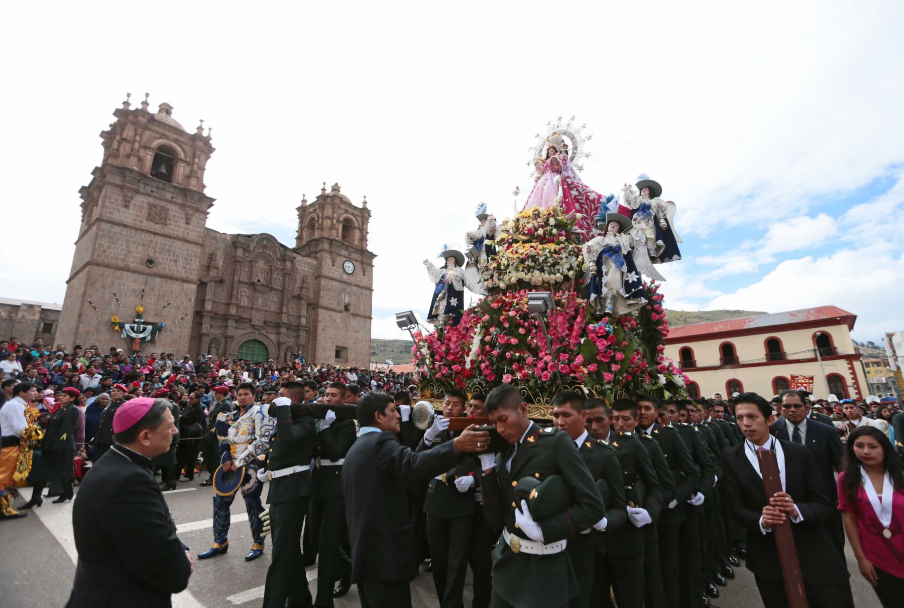 PUNO-PERÚ, FEBRERO 08. Procesión en homenaje a la Virgen de la Candelaria.Foto: ANDINA/Carlos Lezama