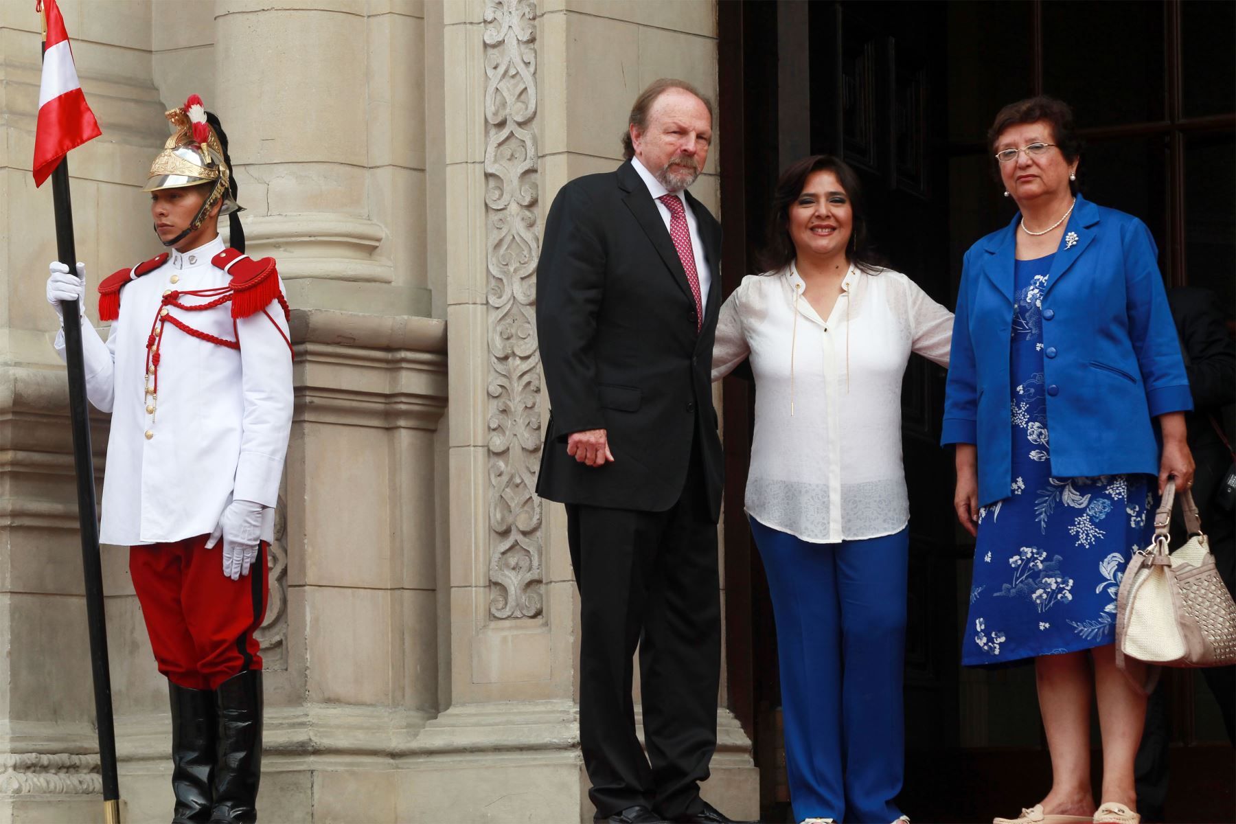 LIMA PERÚ, FEBRERO 9. Salomón Lerner y Rosa Mavila de Ciudadanos por el Cambio, a su llegada a Palacio de Gobierno para participar en el dialogo nacional. Foto: ANDINA/Melina Mejia