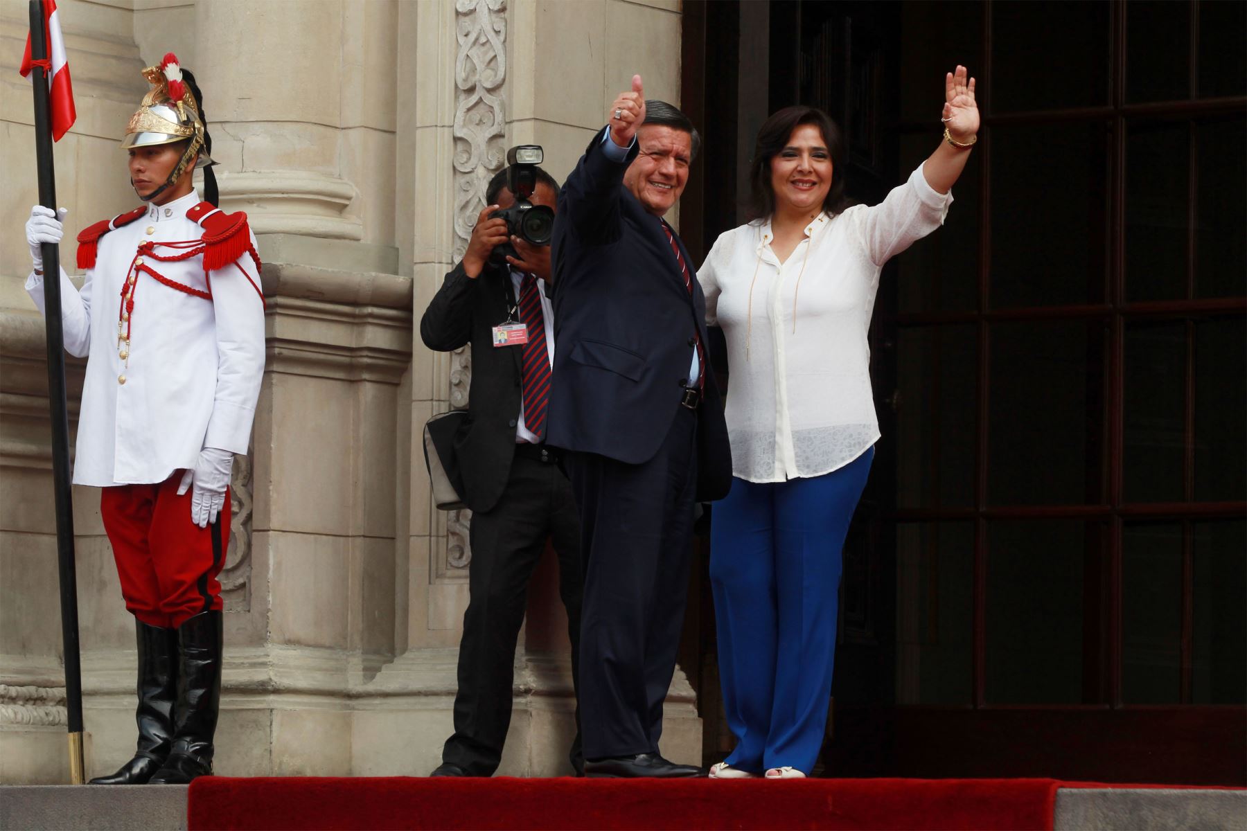 LIMA PERÚ, FEBRERO 9. Cesar Acuña, de Alianza por el Progreso, a su llegada a Palacio de Gobierno para participar en el dialogo nacional. Foto: ANDINA/Melina Mejia