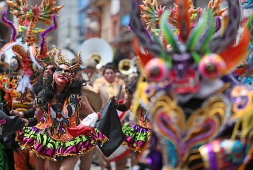 La festividad de la Virgen de la Candelaria, en la ciudad de Puno, tiene hoy una de sus principales actividades tradicionales llenas de colorido y alegría: el concurso de trajes de luces que convierten a Puno en la "Capital del Folclor Peruano". ANDINA/Carlos Lezama