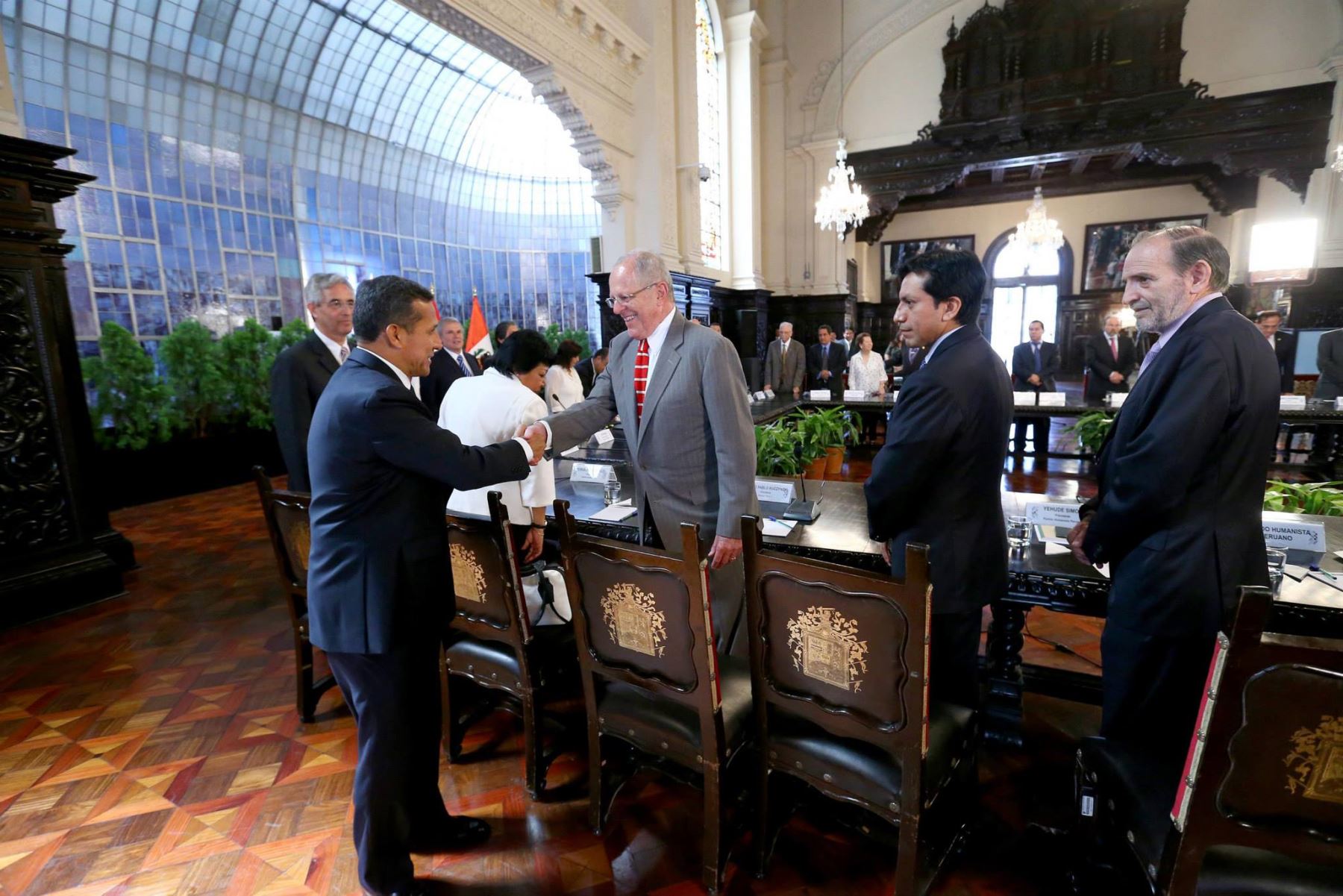 Ollanta Humala saluda a PPK en reunión de diálogo. Foto: Difusión.