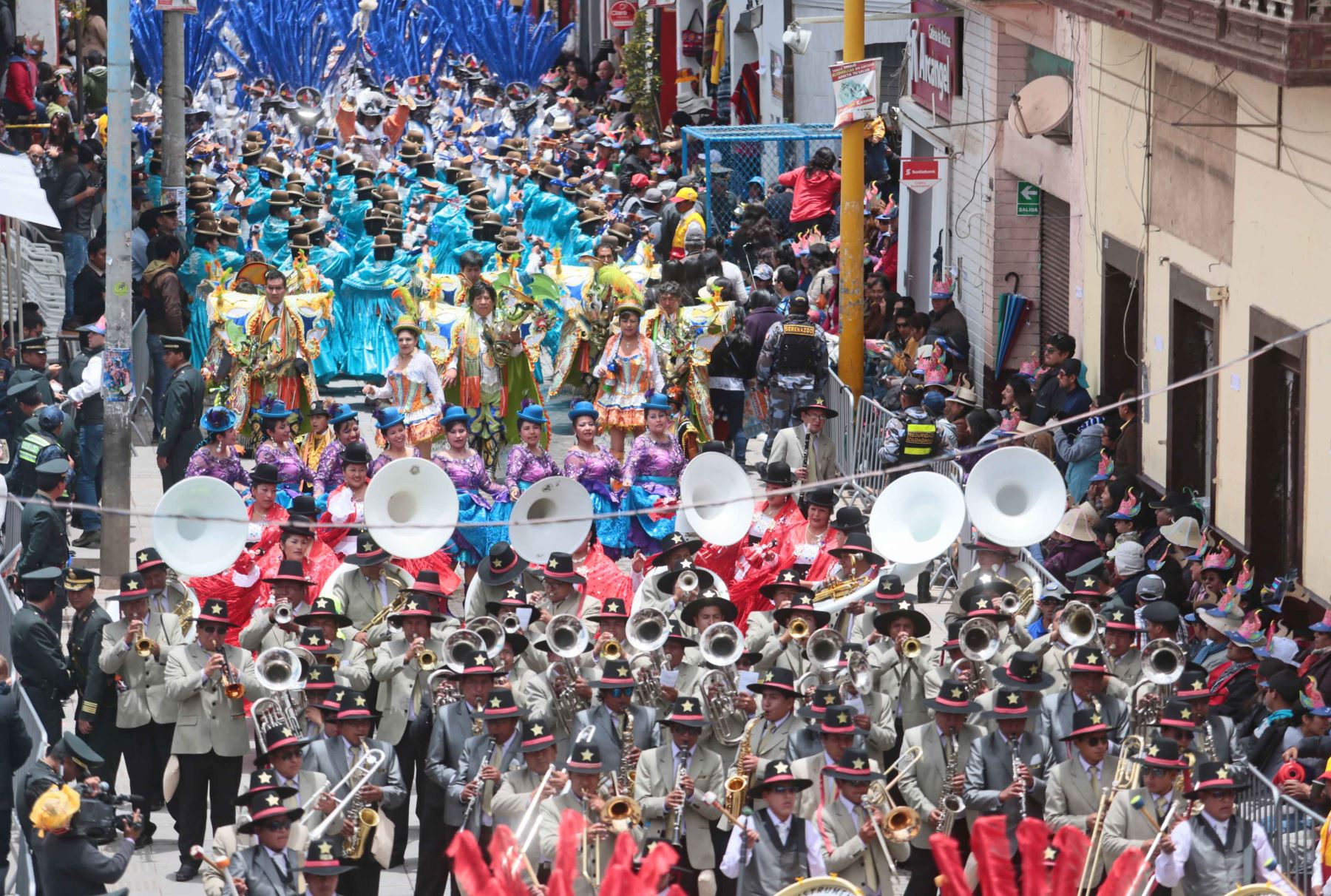PUNO-PERÚ, FEBRERO 09. Pasacalle en homenaje a la Virgen de la Candelaria.Foto: ANDINA/Carlos Lezama