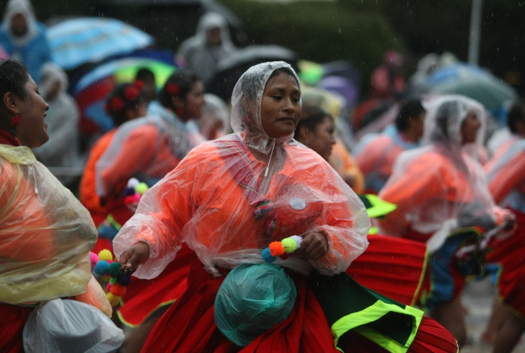 LIMA-PERÚ, FEBRERO 09. A pesar de las lluvias, Parada Folklórica continúa desarollándose en Puno Foto: ANDINA/Renato Pajuelo