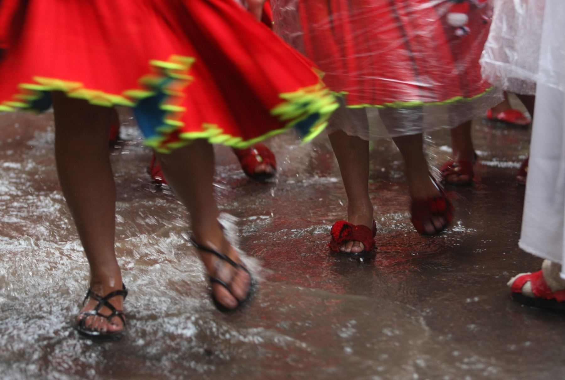 PUNO,PERÚ-FEBRERO 09.A pesar de las fuertes lluvias, Parada Folklórica continúa desarollándose en Puno Foto: ANDINA/Renato Pajuelo