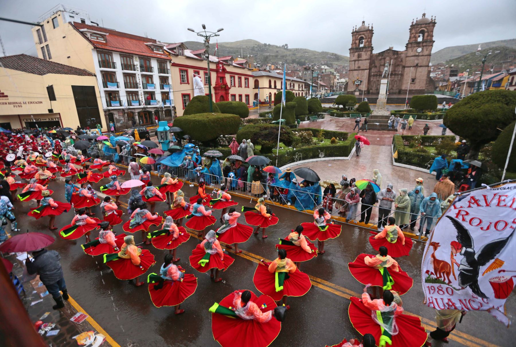 PUNO,PERÚ-FEBRERO 09.A pesar de las lluvias, EL pasacalle continúa desarollándose en Puno.Foto: ANDINA/Carlos Lezama
