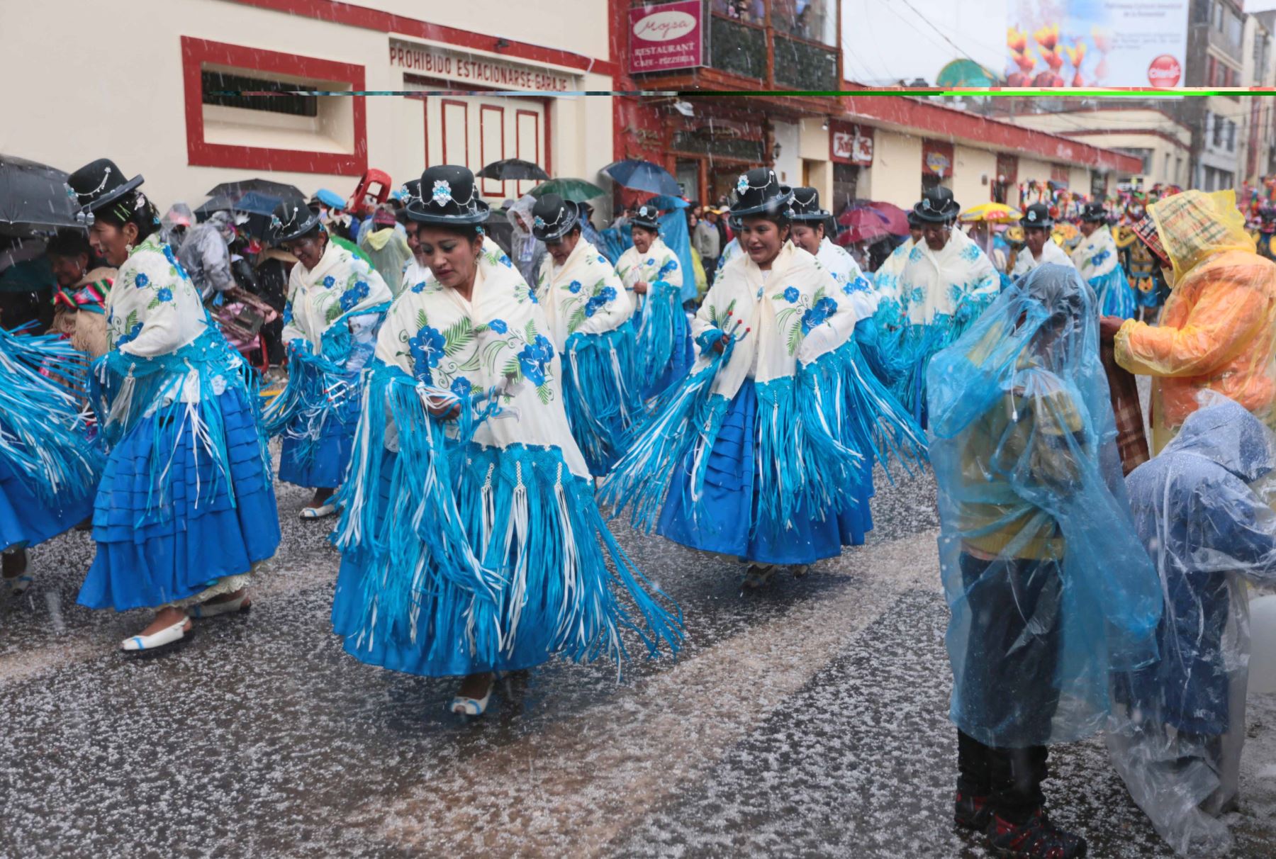PUNO,PERÚ-FEBRERO 09.A pesar de las lluvias, EL pasacalle continúa desarollándose en Puno.Foto: ANDINA/Carlos Lezama