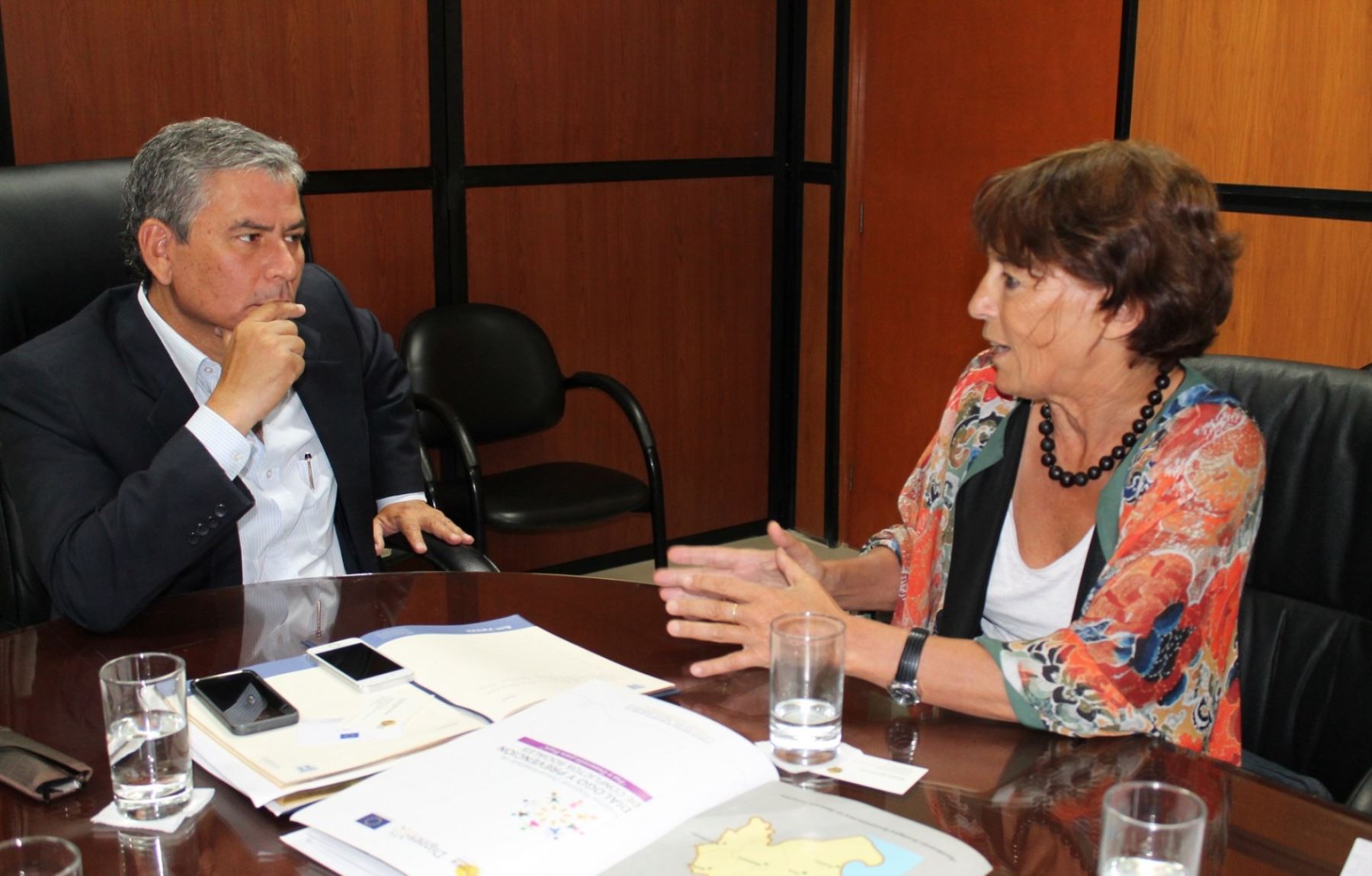 El presidente regional de Piura, Reynaldo Hilbck, se reunió con la jefa de la Delegación de la Unión Europea en el Perú, Irene Horejs, ANDINA