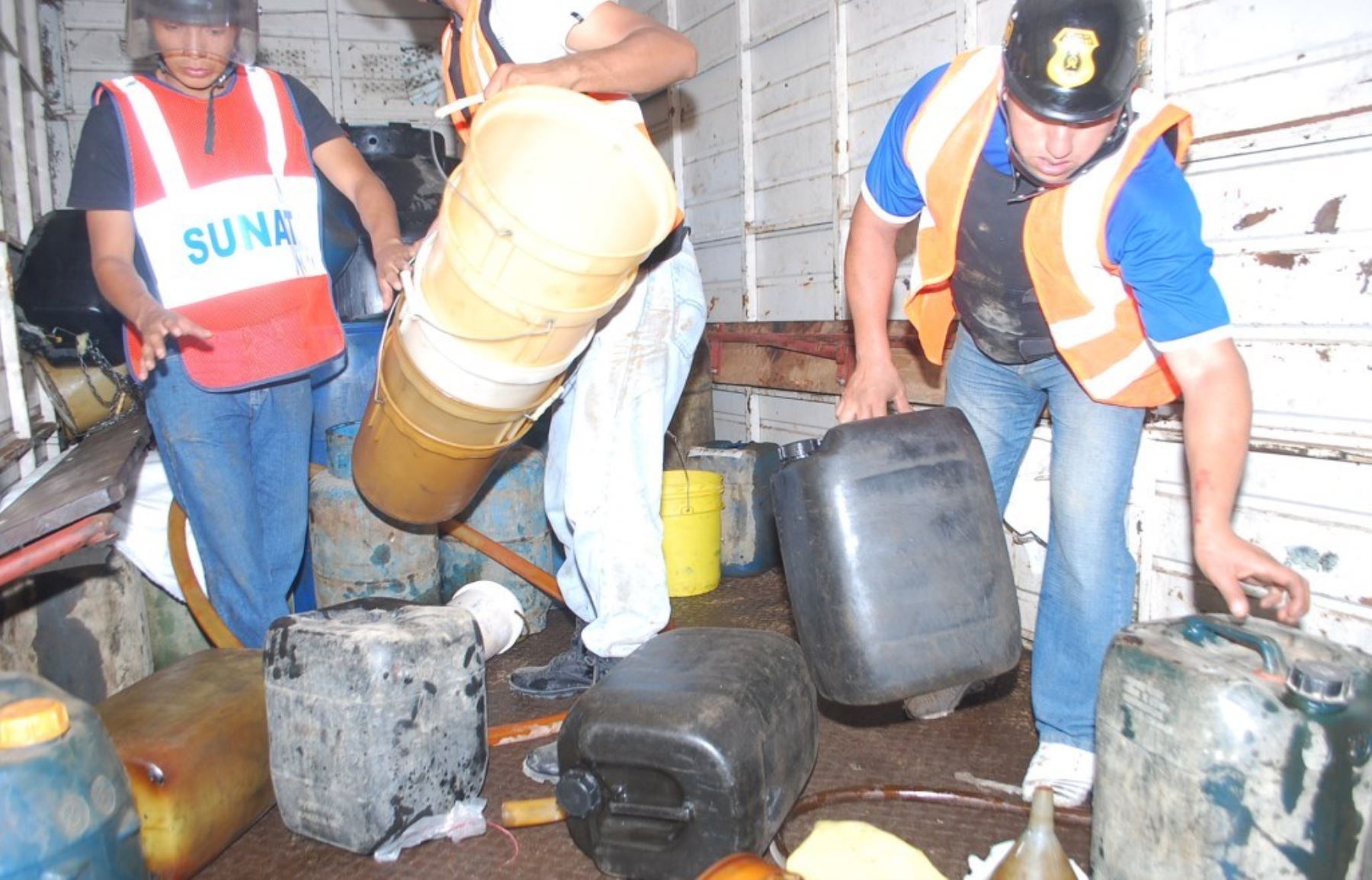 Inspectores de la Sunat intervinieron una embarcación que transportaba combustible destinado a la minería ilegal.