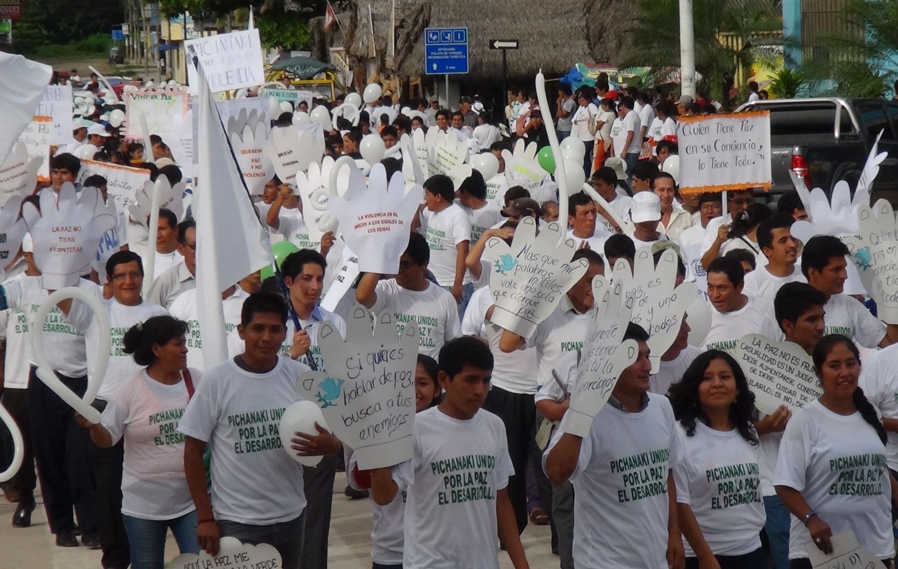 Cientos de personas participaron en marcha por la paz y desarrollo que se realizó esta tarde en Pichanaki. ANDINA/Pedro Tinoco