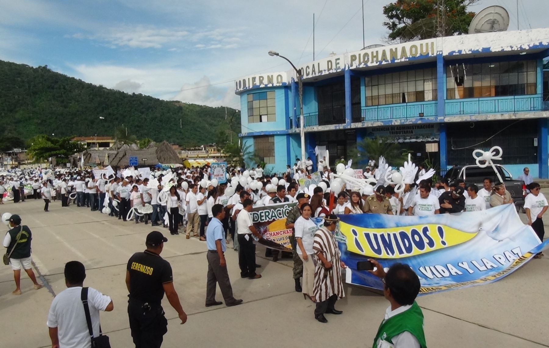Cientos de personas participaron en marcha por la paz y desarrollo que se realizó esta tarde en Pichanaki. ANDINA/Pedro Tinoco