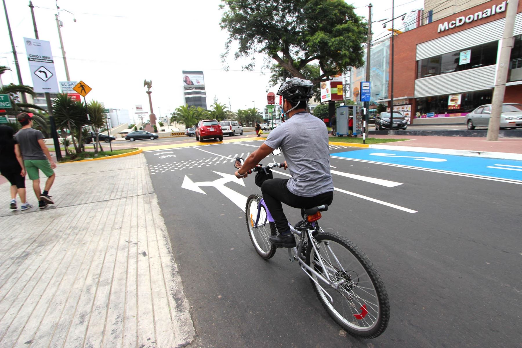 En la avenida Cavenecia se implementó la primera de las ciclovías integradas al tránsito en San Isidro.