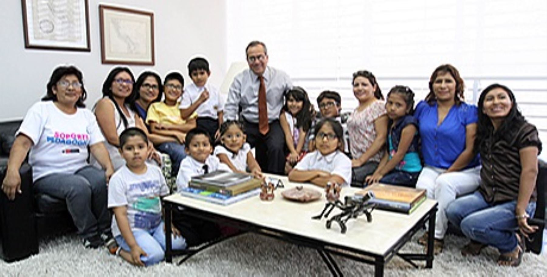 Ministro de Educación se reúne con padres de familia y escolares de colegios públicos de Lima.