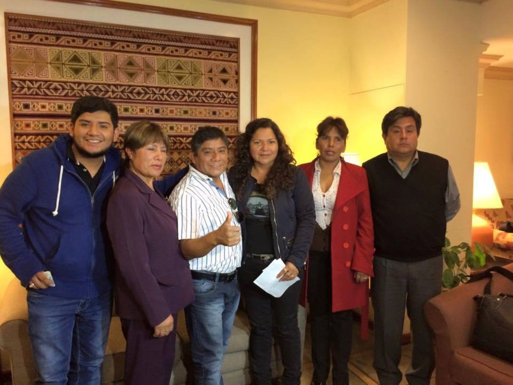 Yaipén junto a sus abogados en Bolivia.