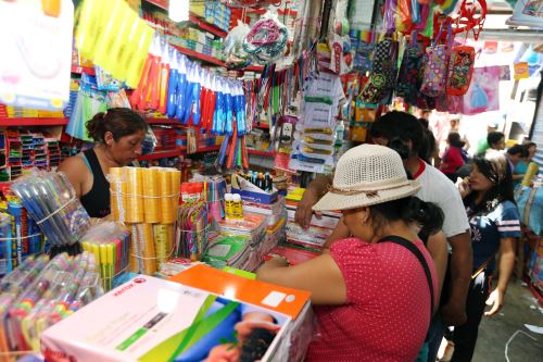 Compra de útiles escolares. ANDINA/Norman Córdova