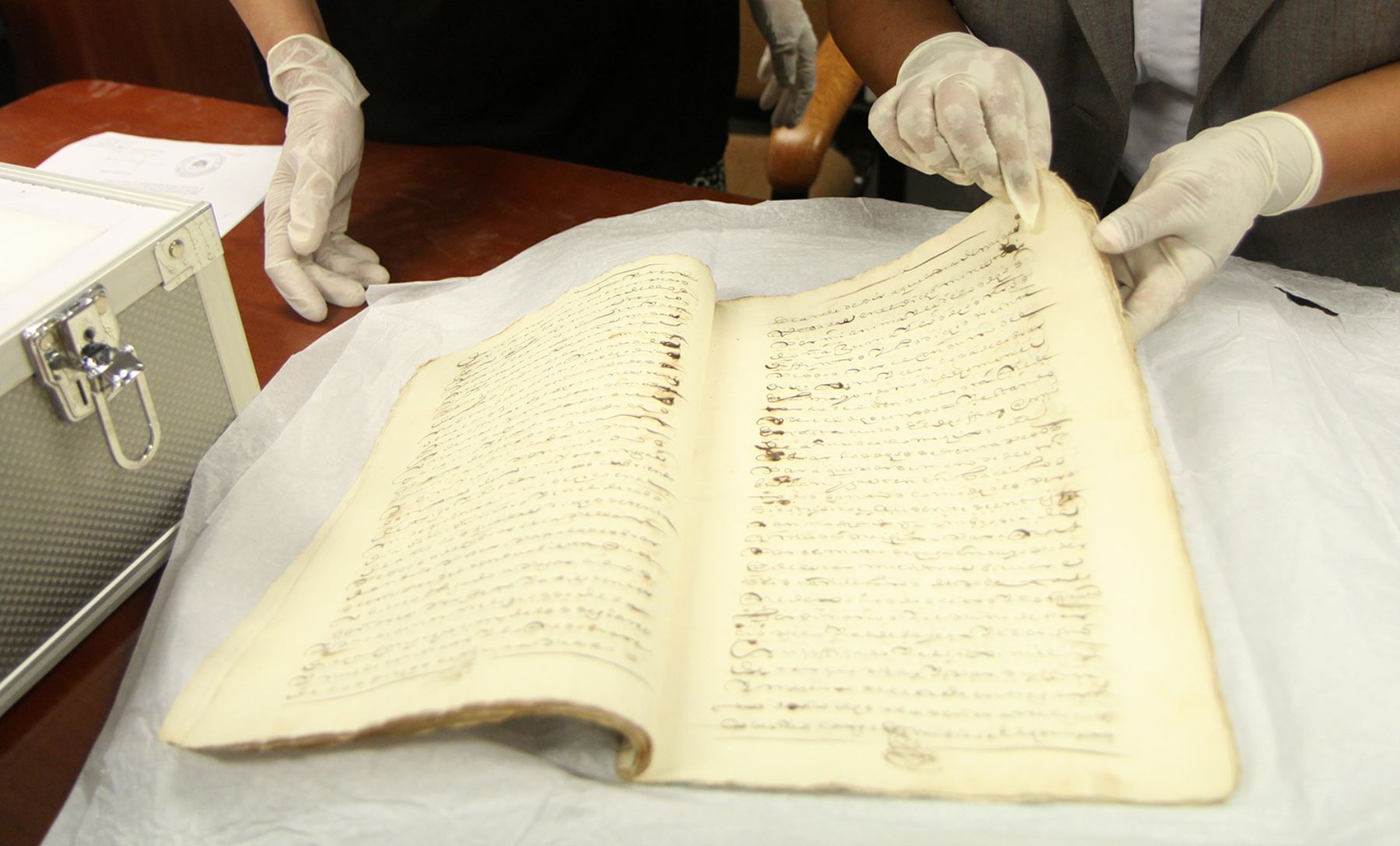 Entregan manuscrito del siglo XVII al Archivo General de la Nación. Difusión