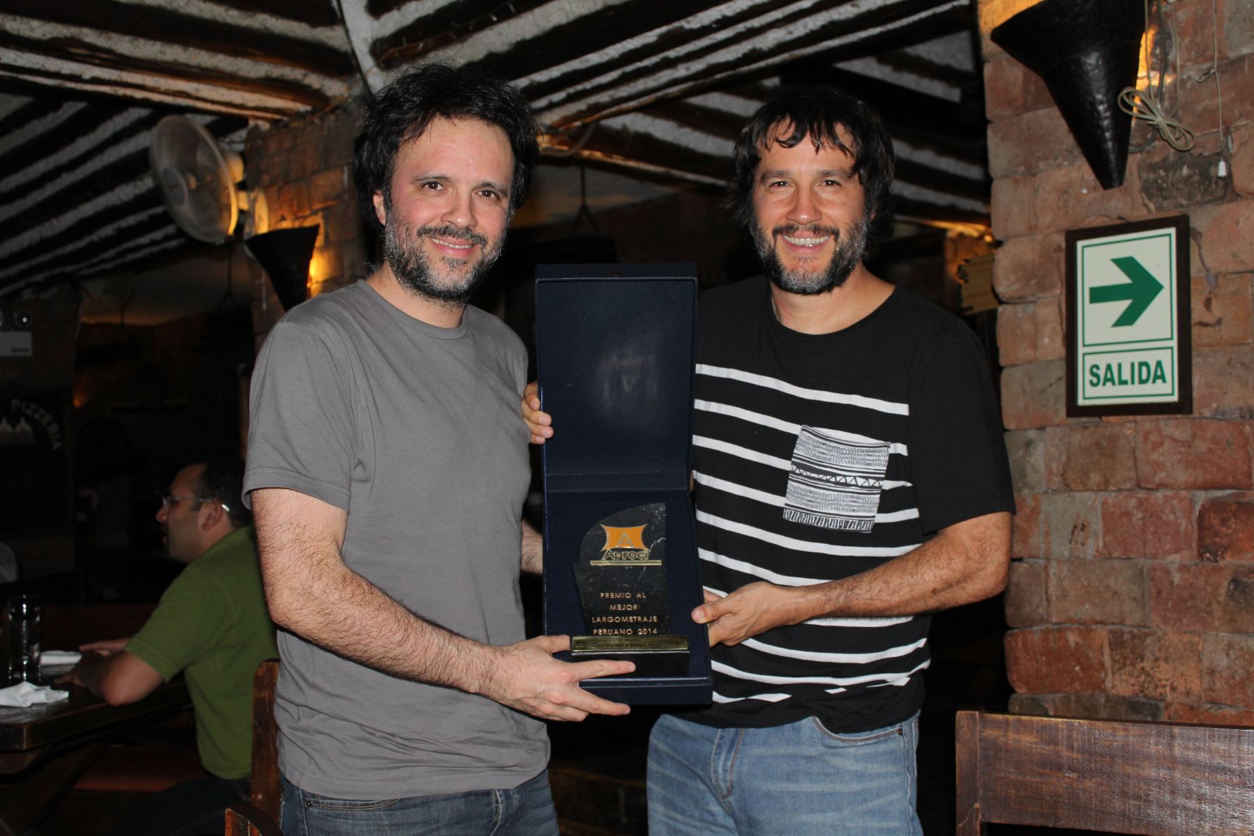 Los hermanos Vega recibiendo el premio a mejor película peruana por El Mudo