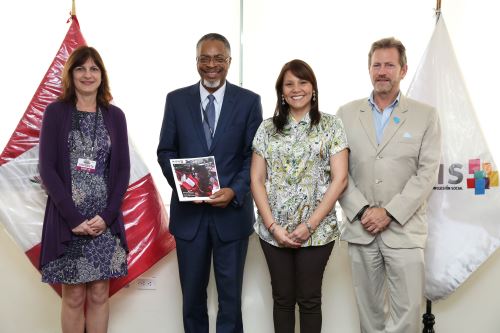 El director y asesor sénior de Unicef para la Agenda de Desarrollo Post 2015, Nicholas Alipui, y titular del Ministerio de Desarrollo e Inclusión Social, Paola Bustamante. Difusión