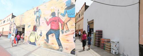 Antes y después, mural borrado en el jirón Lampa. Foto: ANDINA/Vidal Tarqui