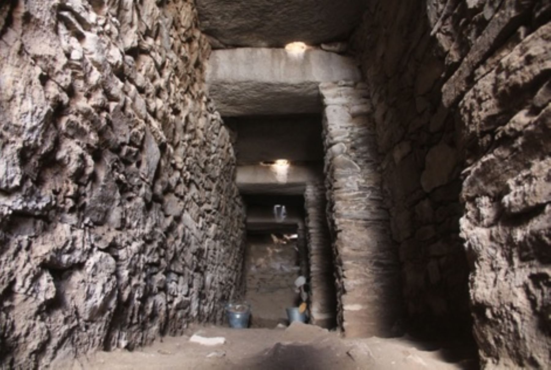 Importantes conjuntos arquitectónicos fueron descubiertos en el complejo arqueológico Wari, ubicado en la provincia de Huamanga, región Ayacucho. Difusión