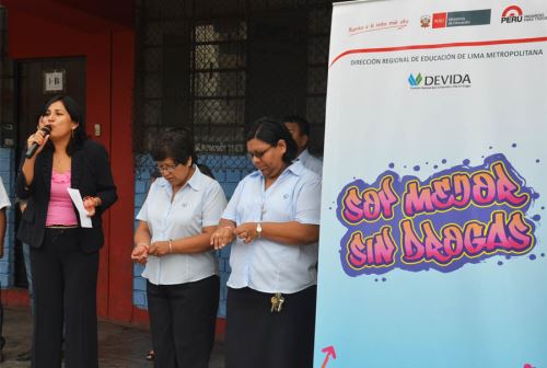 Flor Pablo Medina titular de la Dirección Regional de Educación de Lima Metropolitana lanza programa "Soy mejor sin drogas"