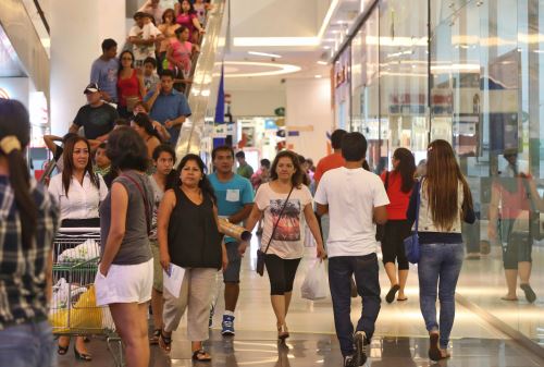 Compras en tiendas por departamento en el Centro Comercial Open Plaza de Angamos.Foto: ANDINA/archivo.