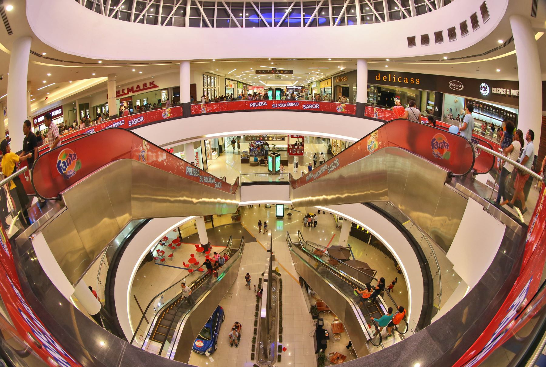 Compras en tiendas por departamento en el Centro Comercial Open Plaza de Angamos.Foto: ANDINA/Oscar Farje Gomero.