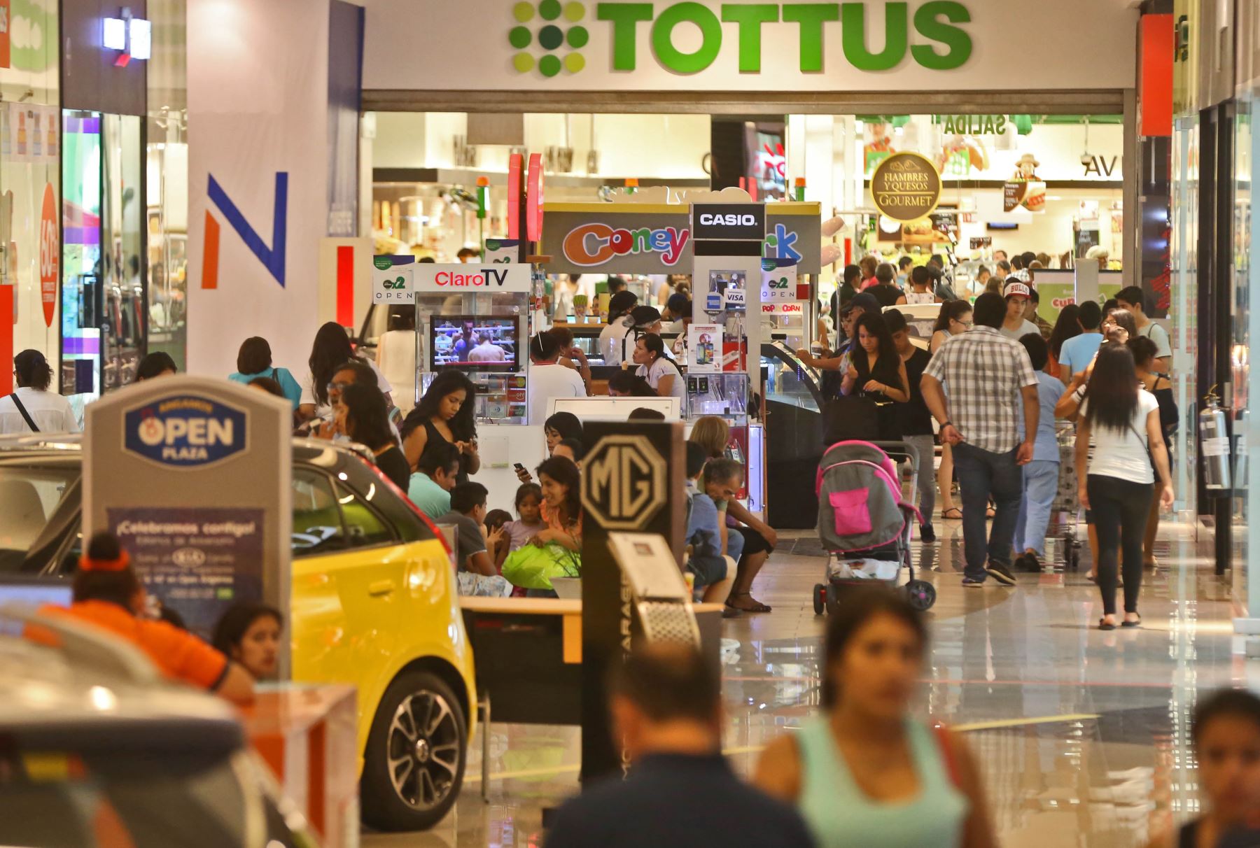 Compras en tiendas por departamento en el Centro Comercial Open Plaza de Angamos.Foto: ANDINA/Oscar Farje Gomero.
