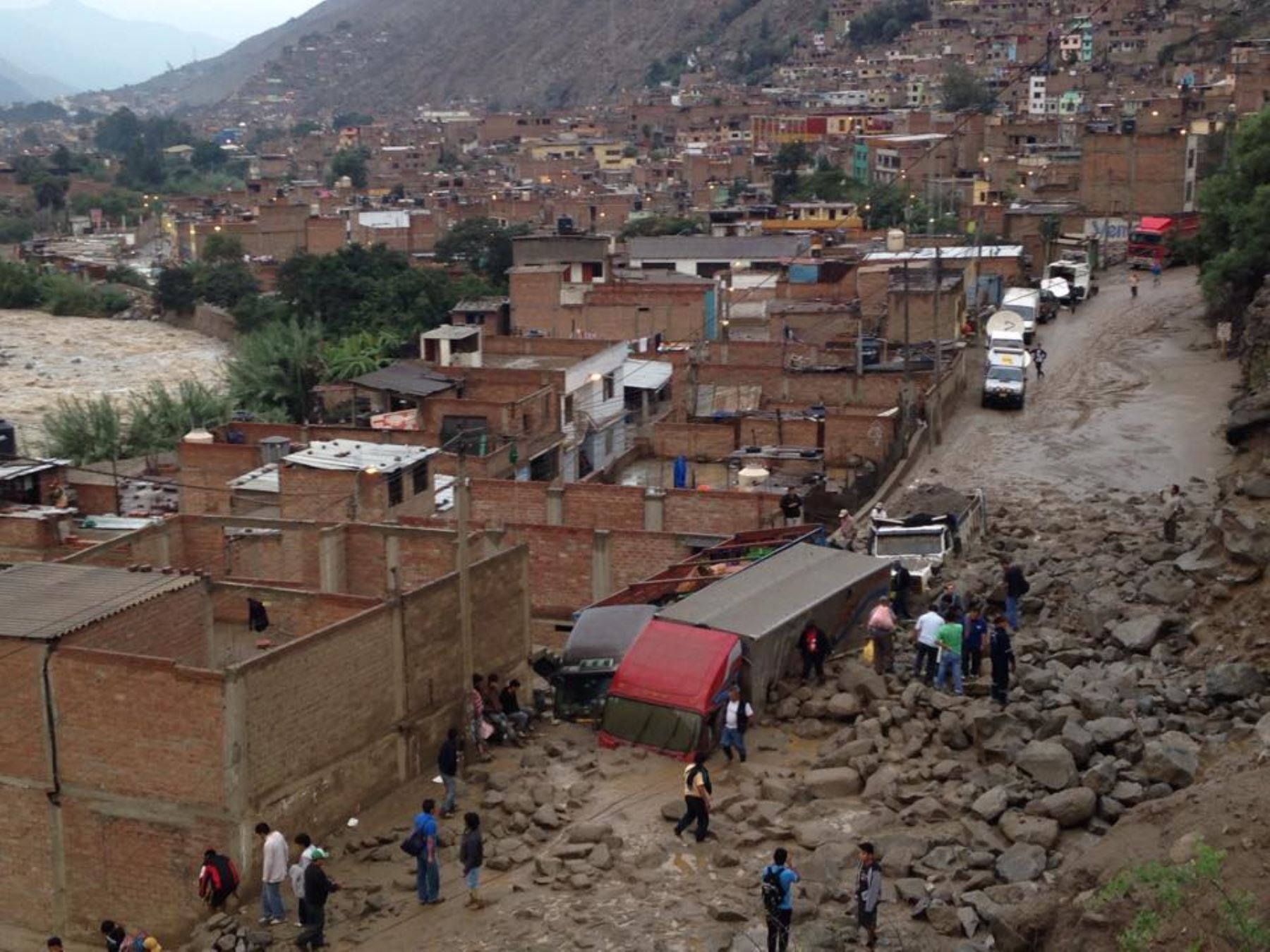 Urge ayuda para damnificados de huaico que cayó sobre Chosica. Foto: ANDINA/Carlos Lezama