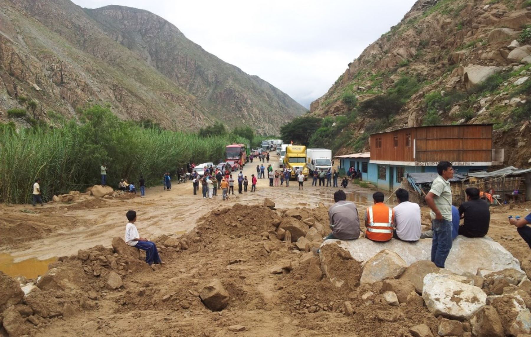 Maquinaria pesada trabaja para rehabilitar la carretera Casma-Huaraz que se encuentra bloqueada por la caída de un huaico.