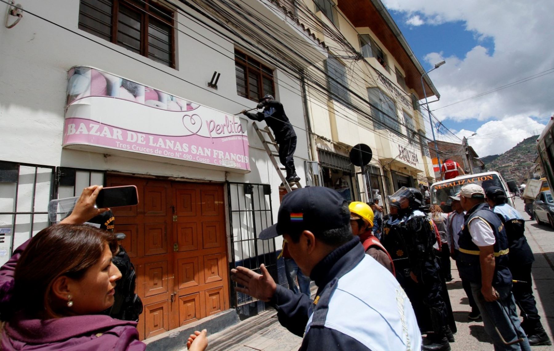 Autoridades retiran paneles publicitarios de calle ubicada en el centro histórico de Cusco. ANDINA/Percy Hurtado