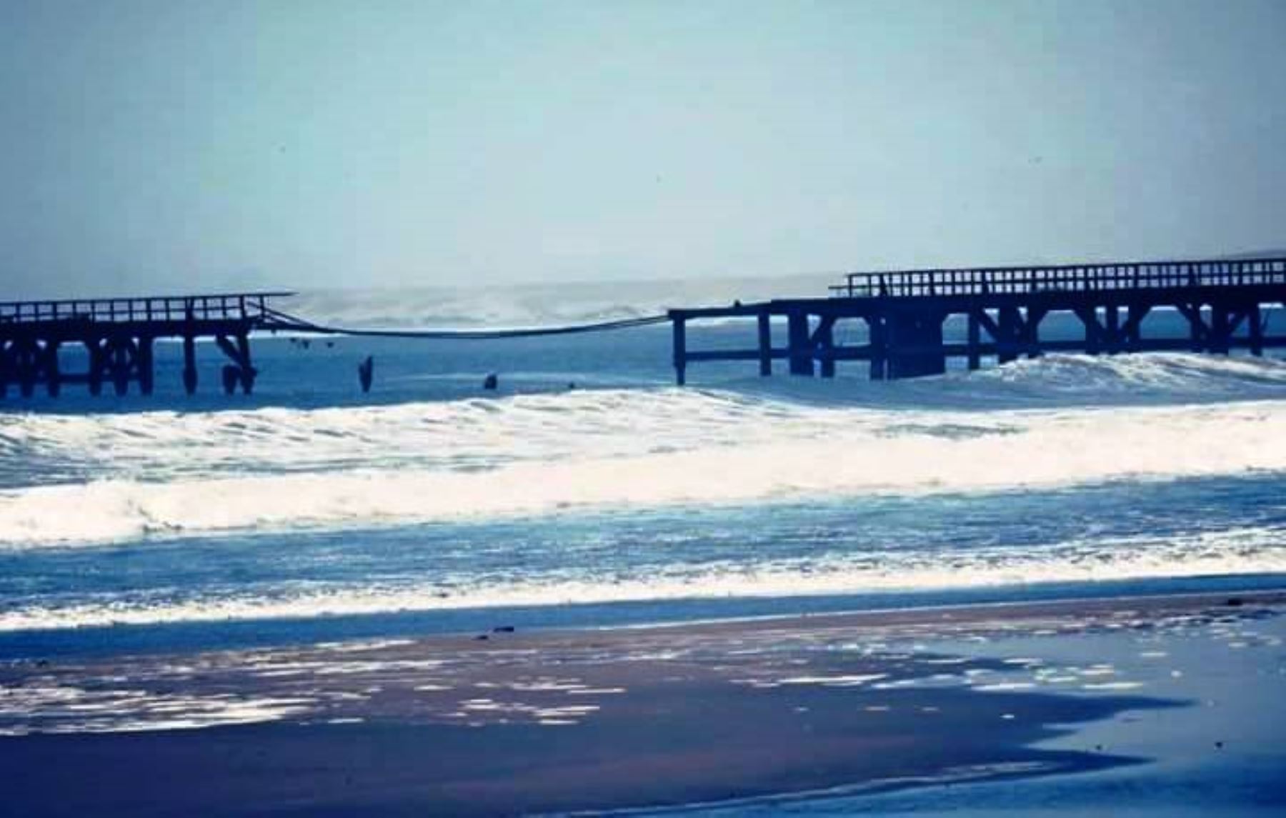 El muelle del Puerto Malabrigo, ubicado en el distrito de Rázuri, en la provincia de Ascope, fue partido en dos a consecuencia de los fuertes oleajes. ANDINA