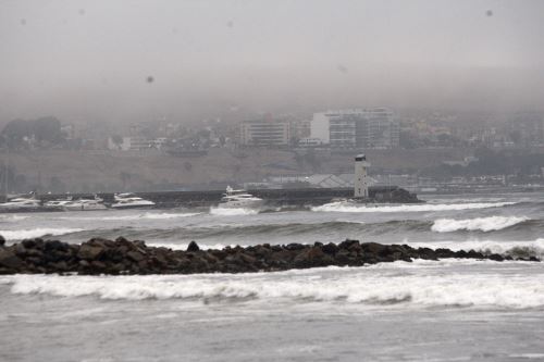 La ocurrencia de oleaje ligero se espera desde mañana viernes 9 hasta el sábado 10 de noviembre en todo el litoral peruano, informó la Dirección de Hidrografía y Navegación (DHN) de la Marina de Guerra del Perú. ANDINA/Héctor Vinces