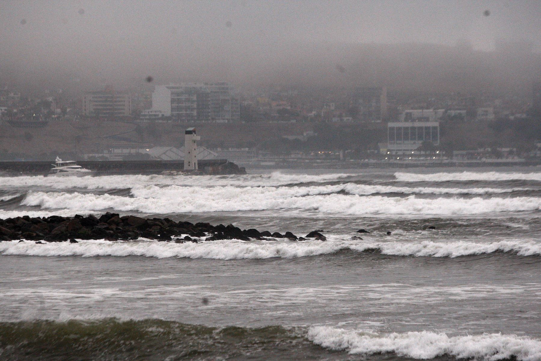 La ocurrencia de oleaje ligero se espera desde la mañana del jueves hasta el domingo 9 de setiembre en todo el litoral, informó la Dirección de Hidrografía y Navegación (DHN) de la Marina de Guerra del Perú.ANDINA/Héctor Vinces