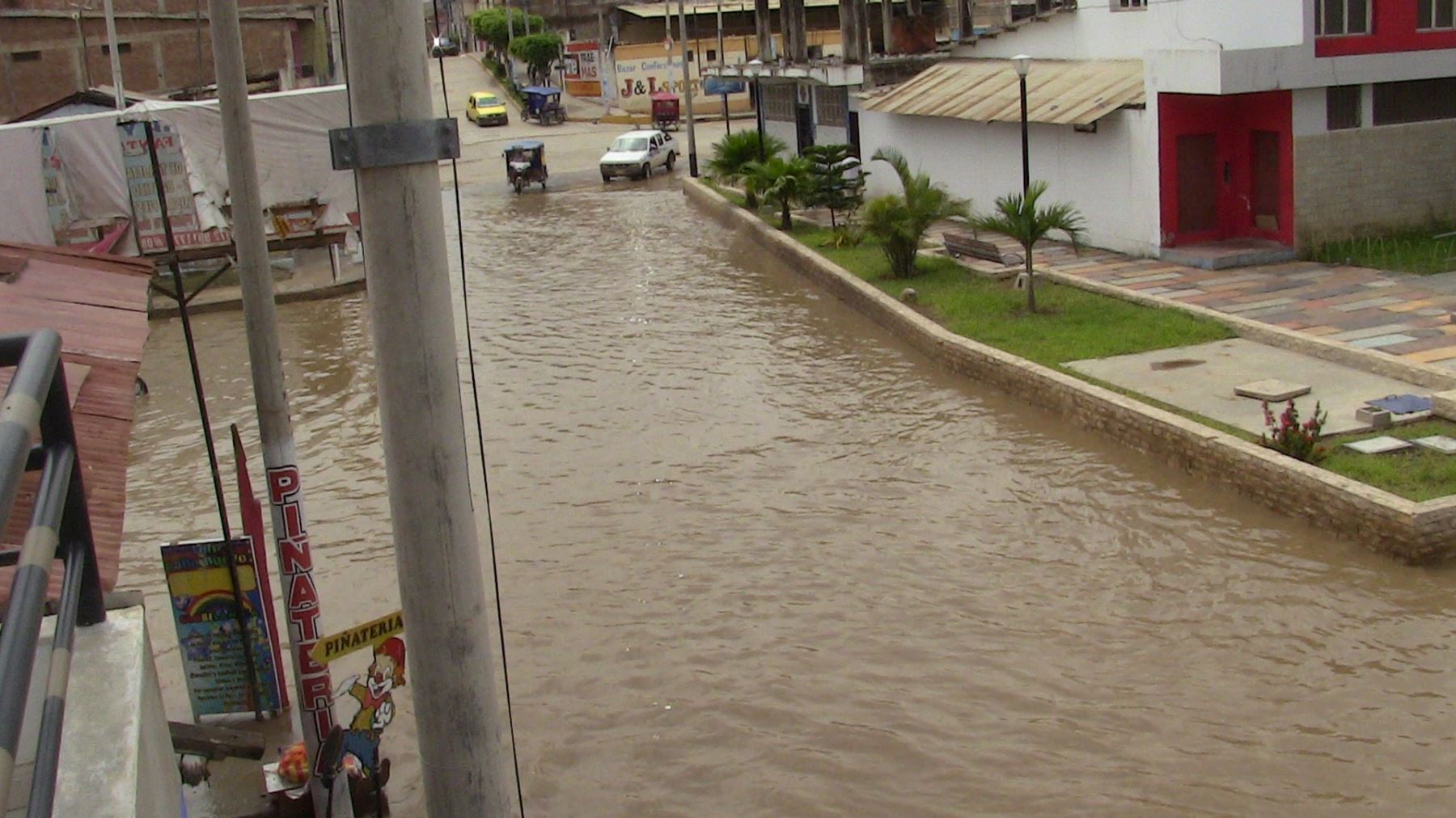 Calles de Bellavista inundadas por intensas lluvias.