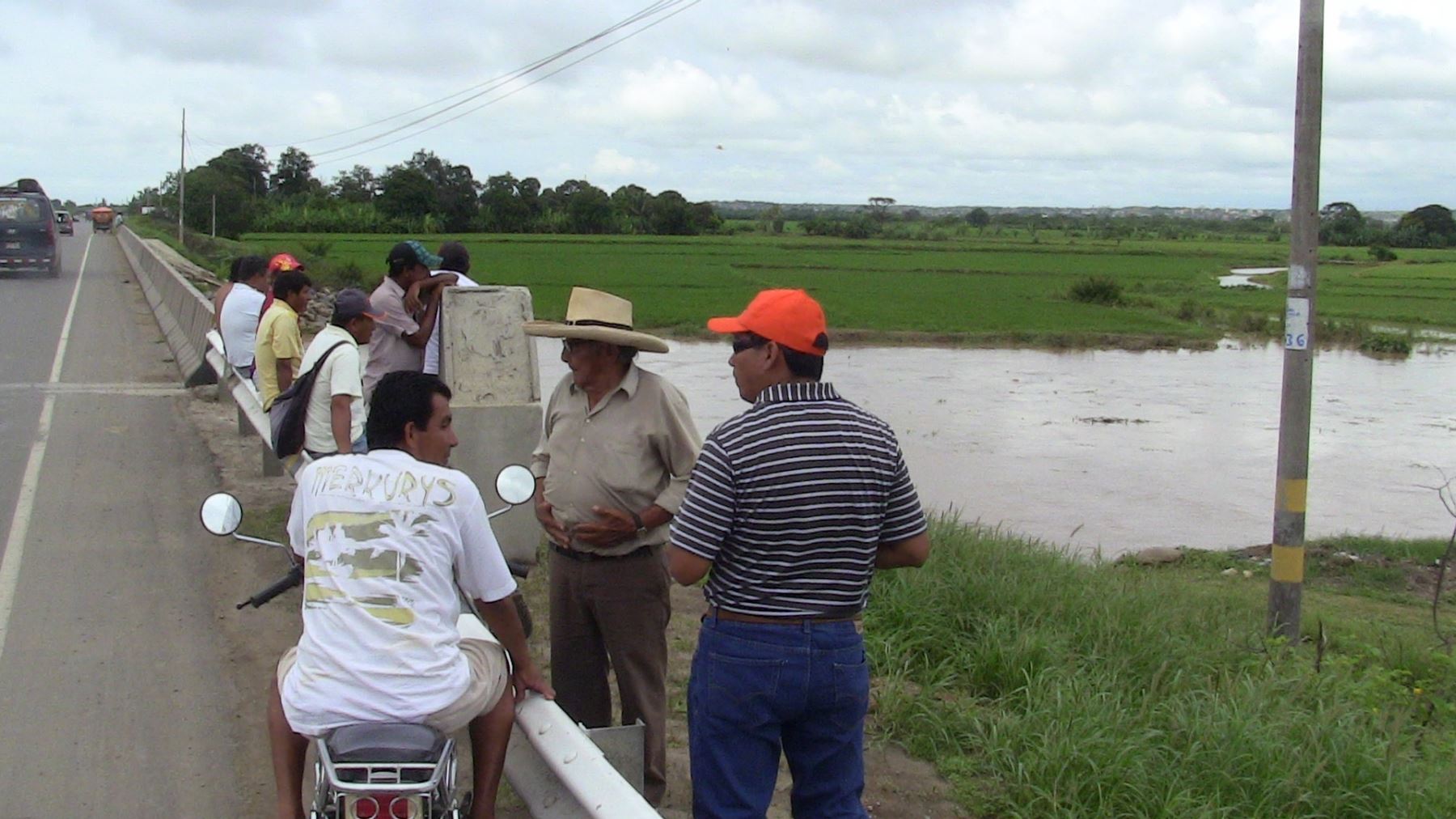Agricultores observan sus cultivos inundados por el río Tumbes. ANDINA/ José Hidalgo.