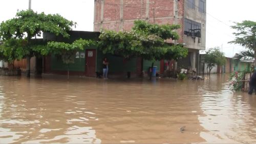 Río Zarumilla inunda zona de Aguas Verdes en Tumbes.