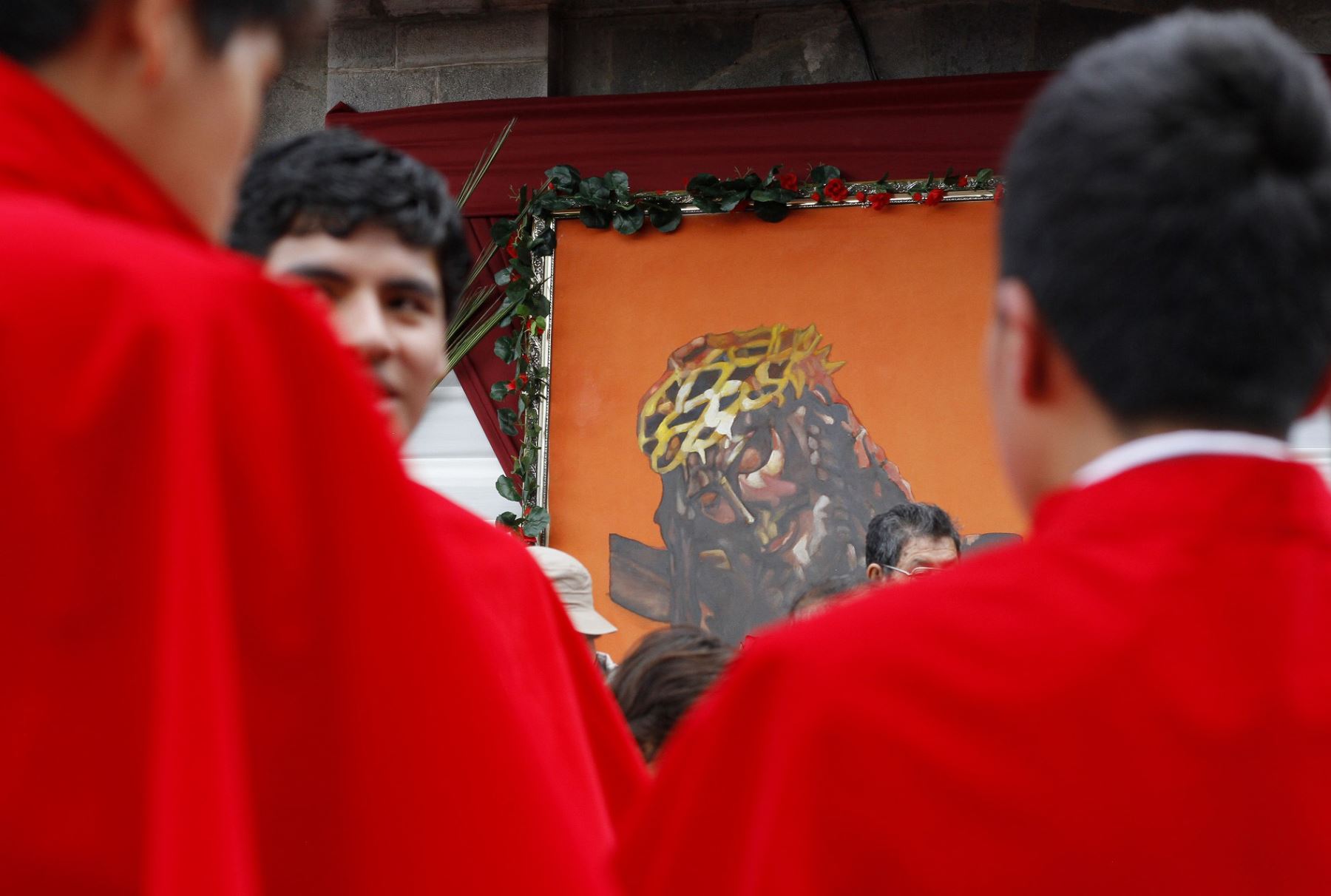 procesión la imagen del Señor de los Temblores, Santo Patrón de Cusco, por las principales calles de la ciudad imperial, como parte de las actividades que se desarrollan por Semana Santa.