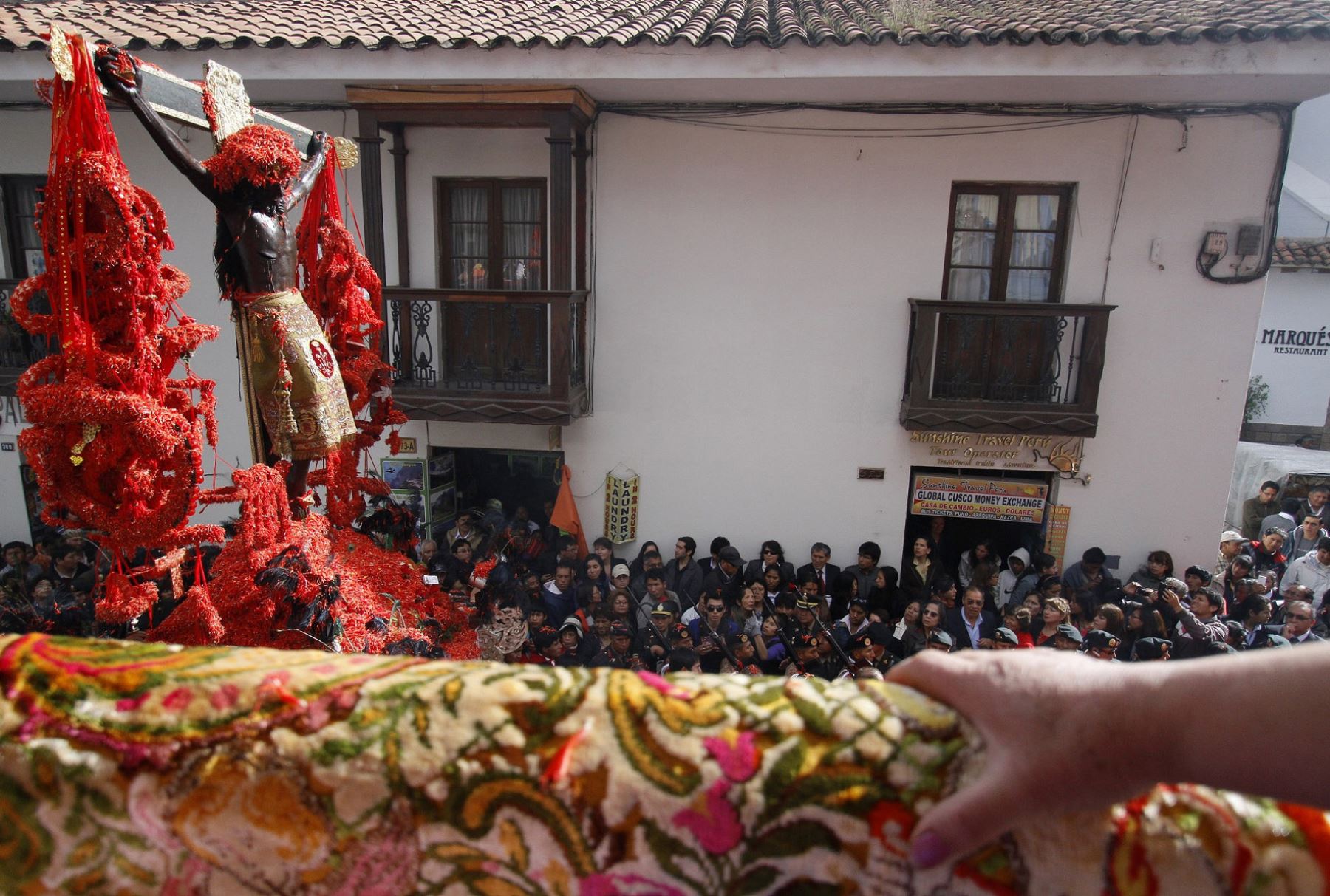 procesión la imagen del Señor de los Temblores, Santo Patrón de Cusco, por las principales calles de la ciudad imperial, como parte de las actividades que se desarrollan por Semana Santa.