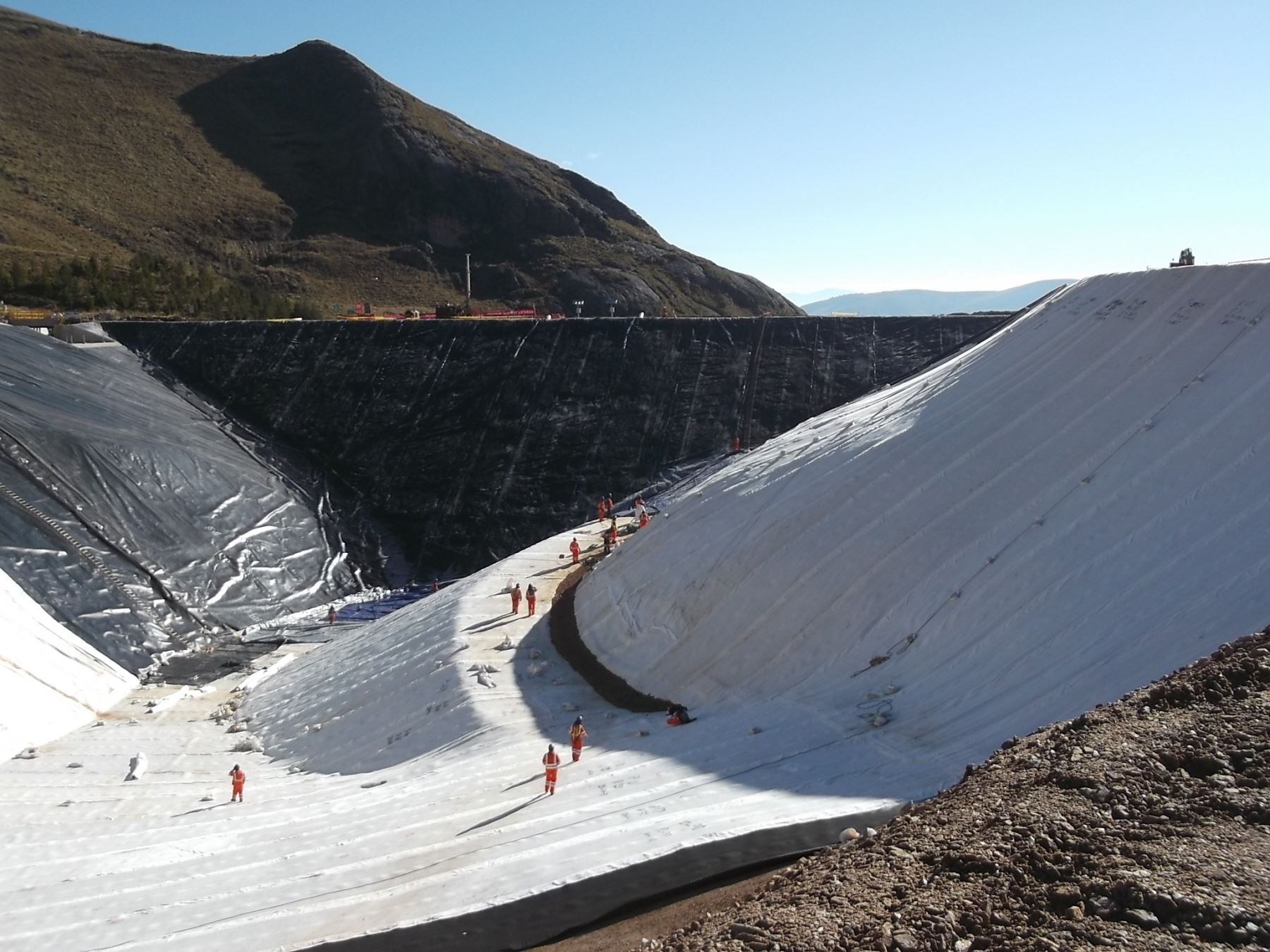 Proceso de instalación de GCL en un terreno donde operará futuro relleno sanitario. Foto: Difusión