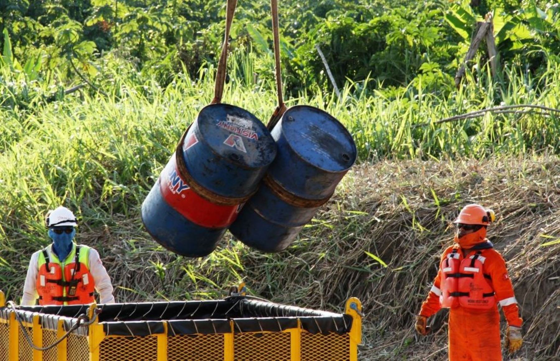 Trabajos de limpieza de derrame de hidrocarburos.Foto:  ANDINA/Difusión