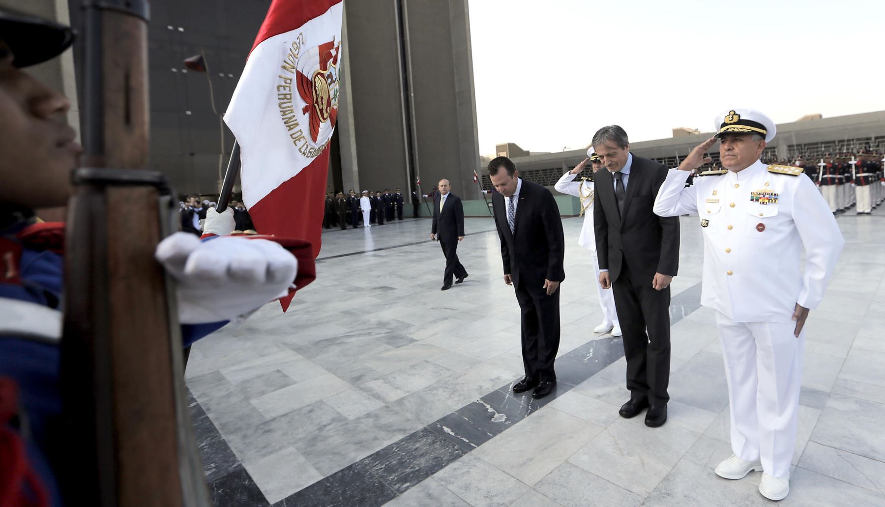 Ministro de Defensa Jakke Valakivi y su homólogo de la República Checa, Martin Stropnicky saludan a la bandera peruana. Foto: Mindef
