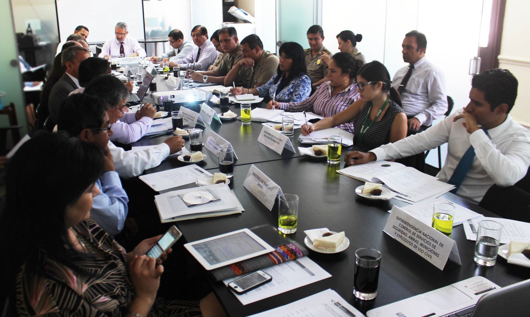 Reunión de mesa de trabajo que coordina lucha contra minería ilegal en la frontera Perú-Bolivia.