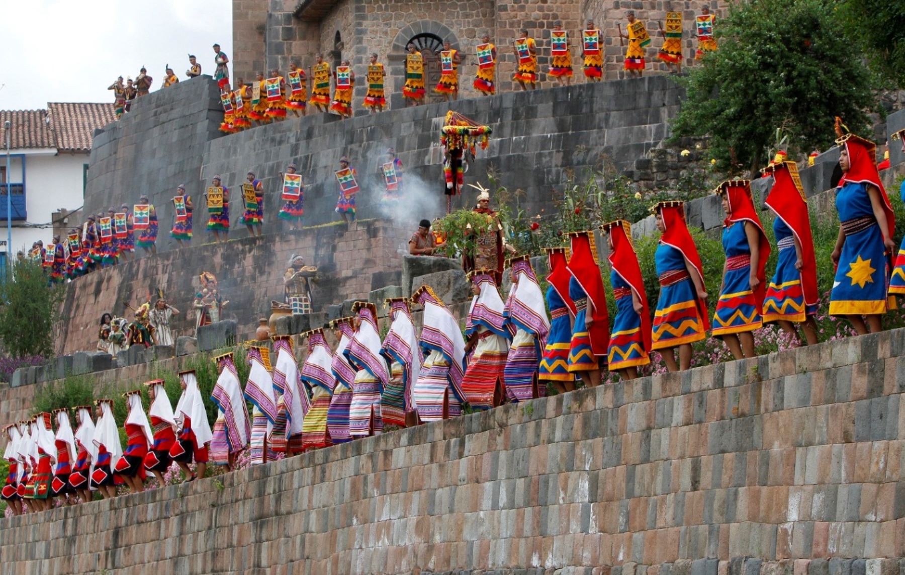 Con una ceremonia Inca y danzas típicas se presentaron las actividades por el mes jubilar de Cusco. ANDINA/Percy Hurtado