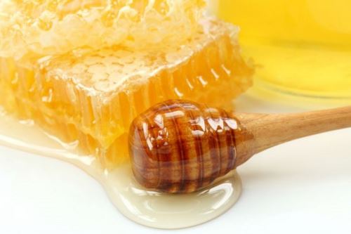 La miel de abeja es uno de los superalimentos más antiguos y consumidos desde los albores de la humanidad. Valorado no solo como un excelente endulzante natural, sino también por sus enormes propiedades nutritivas y medicinales. ANDINA/Difusión