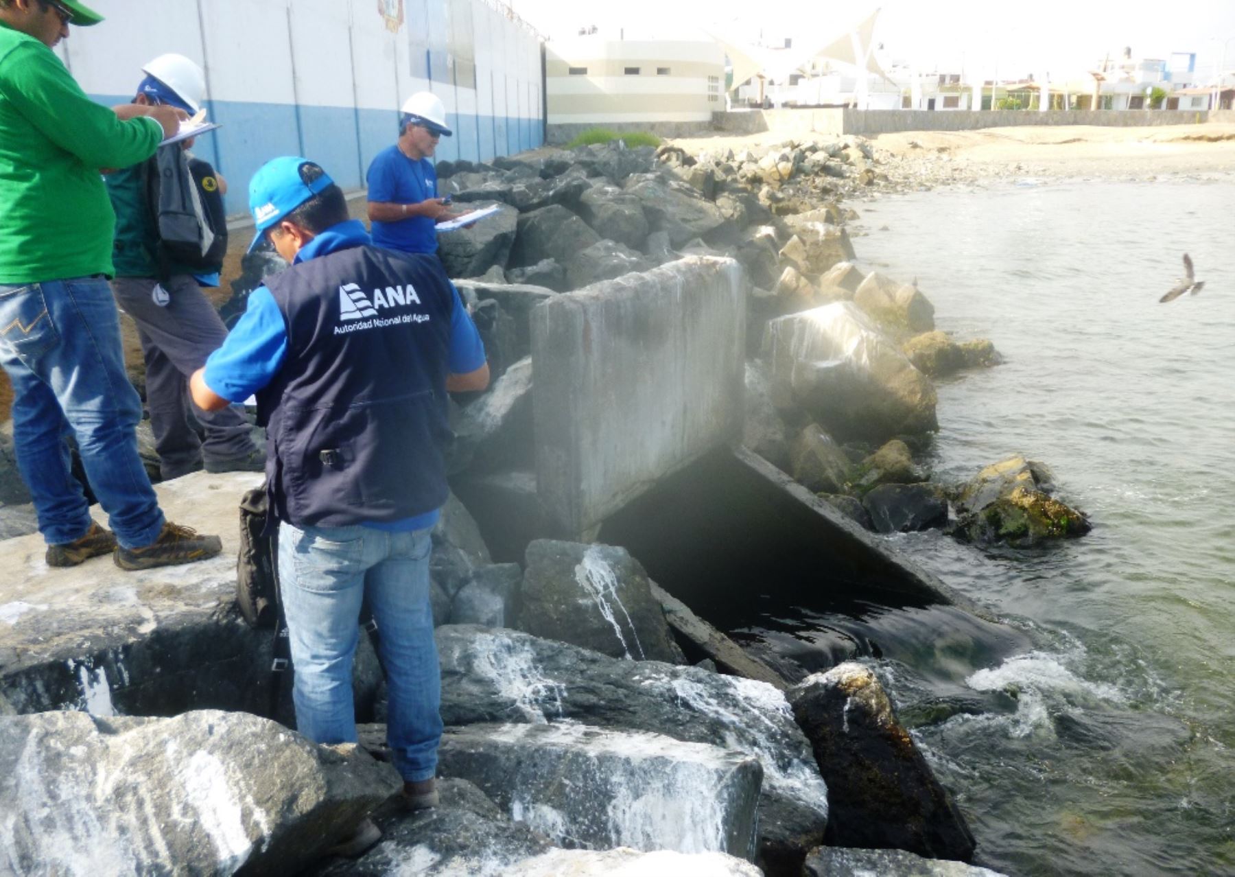 ANA evalúa fuentes contaminantes en la bahía El Ferrol en Chimbote. Foto: ANDINA/Difusión.