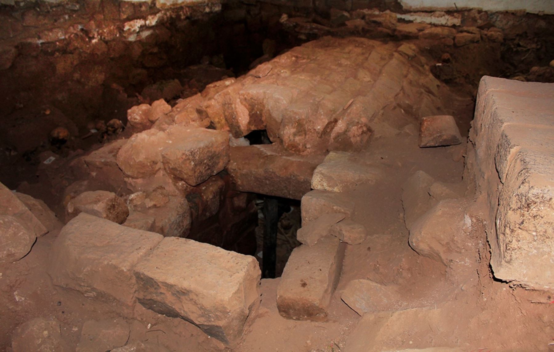 En los trabajos de restauración del templo San Francisco de Asís de Maras se halló una cripta. ANDINA/Difusión