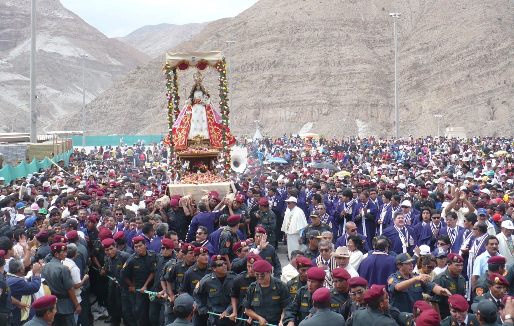 La imagen de la Virgen del Chapi salió en procesión al término de la misa de fiesta y derramar bendiciones entre sus fieles. ANDINA/Archivo
