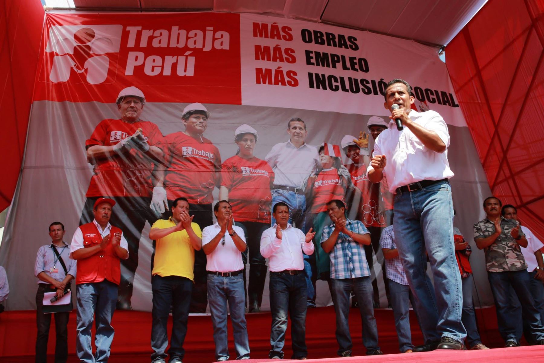 n el #DíadelTrabajo, Presidente #OllantaHumala inauguró muros de contención y sostuvo reunión con beneficiarios de programas “Trabaja Perú” y “Jóvenes a la Obra” en Independencia. Foto: Prensa Presidencia.